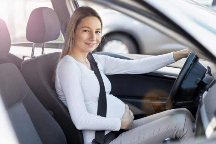 femme enceinte conduire une voiture en toute sécurité
