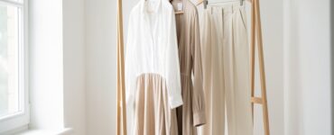 Garde-robe minimaliste avec chemise en lin blanc, robe midi fluide et pantalon palazzo pour un style estival et intemporel