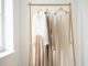 Garde-robe minimaliste avec chemise en lin blanc, robe midi fluide et pantalon palazzo pour un style estival et intemporel