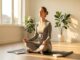 Femme méditant en tailleur dans un salon minimaliste lumineux avec plantes vertes, lumière du matin