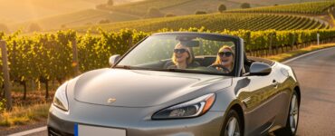 Voiture cabriolet sur une route de campagne bordee de vignes road trip entre amies en France