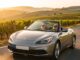 Voiture cabriolet sur une route de campagne bordee de vignes road trip entre amies en France