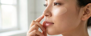 Application d'une skin tint légère pour un maquillage été naturel et frais