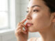 Application d'une skin tint légère pour un maquillage été naturel et frais
