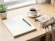 Bureau rangé avec carnet, tasse de café et plante verte, symbole d'une rentrée organisée et sereine